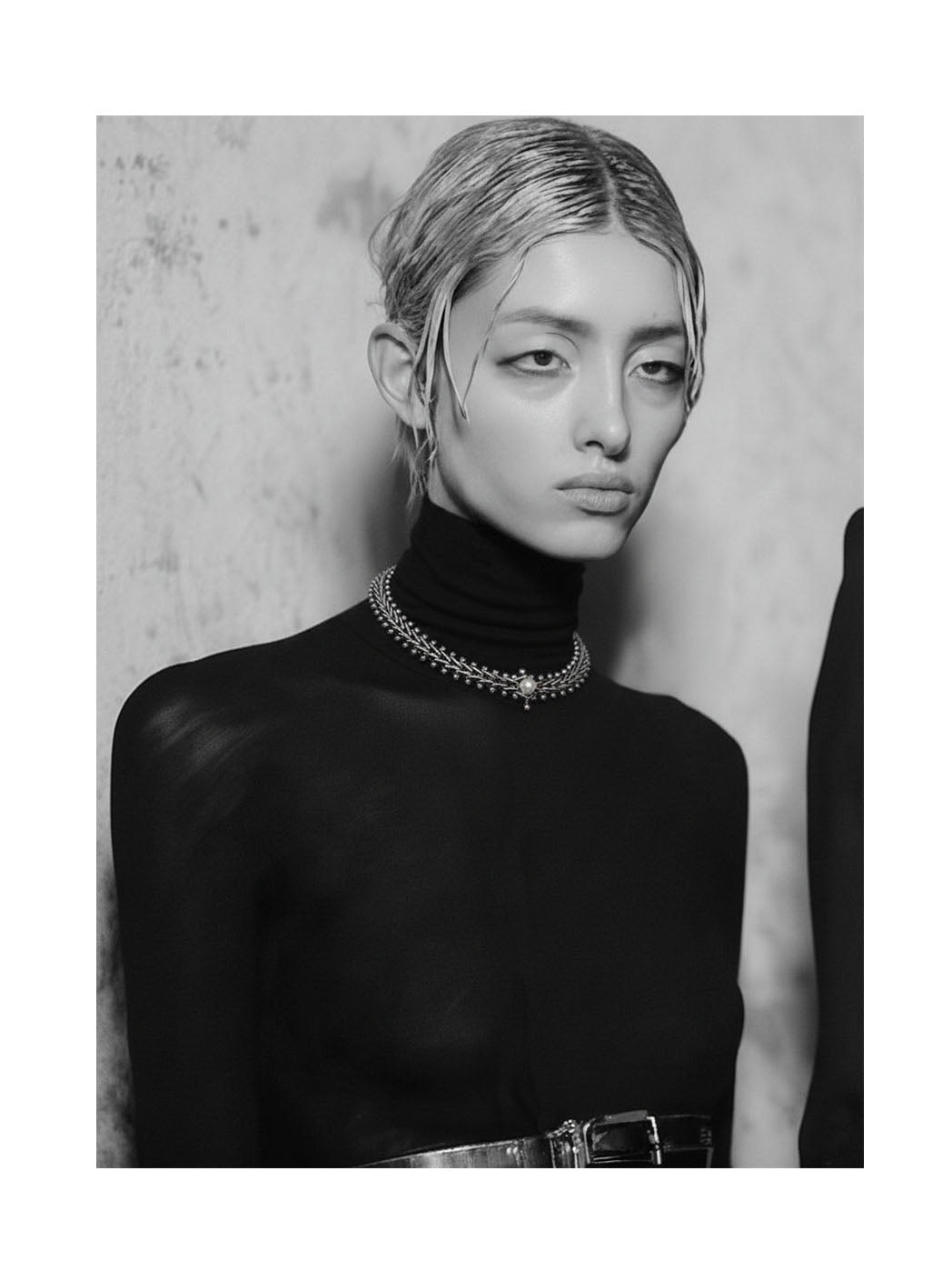 AURA PEARL DARK CHOKER